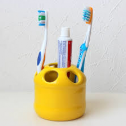 F - PORTA ESCOVA DE DENTES AMARELO